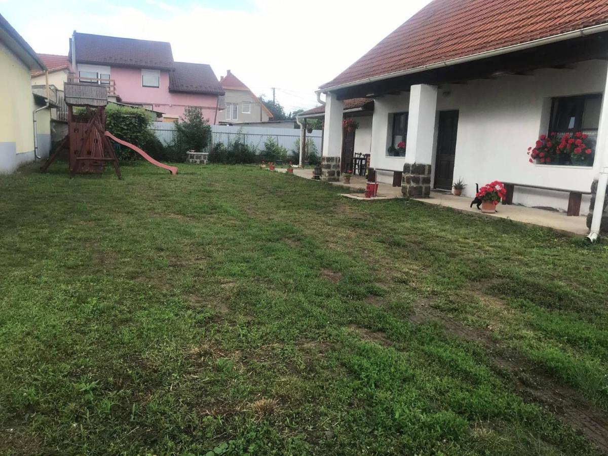 Oncsa Vendeghaz Hotel Gyöngyös Buitenkant foto