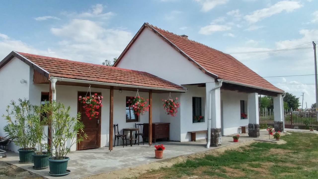 Oncsa Vendeghaz Hotel Gyöngyös Buitenkant foto